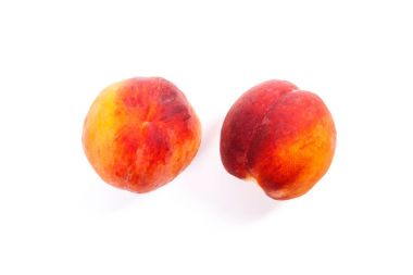 Beyaz adam izole olgun şeftali meyve grubu