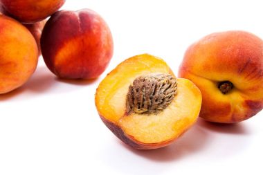 Grup olgun şeftali meyve ve üzerinde beyaz adam izole yarım