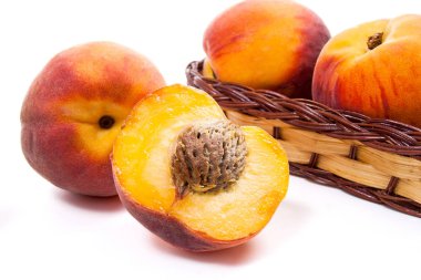 Bütün ve olgun şeftali meyve yarısı ve sepet izole içinde birkaç