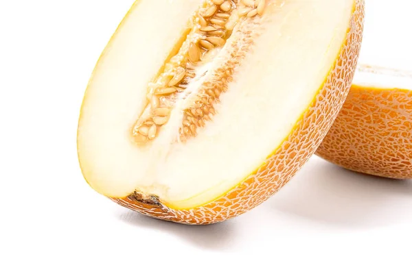 Halbe Honigtau-Melone tropische Früchte isoliert auf weißem Hintergrund — Stockfoto