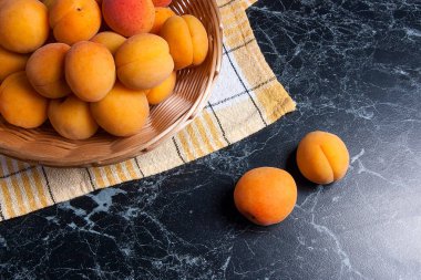 Taze organik kayısı sepeti. Grup hasat kayısı