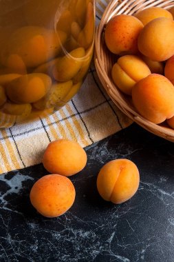 Zekâ taze organik hasat kayısı sepeti ve büyük cam kavanoz