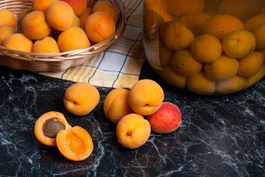 Zekâ taze organik hasat kayısı sepeti ve büyük cam kavanoz