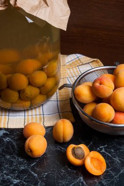 Taze organik kayısı çelik kevgir ve büyük cam hasat