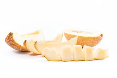 Dilimlenmiş honeydew kavun tropikal meyve üzerinde beyaz bir backgro izole