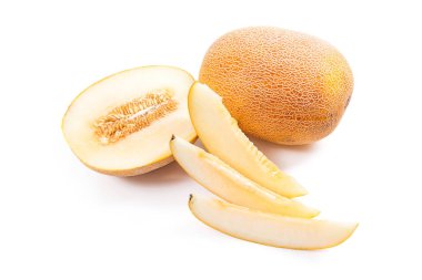 Bütün, yarım ve dilimlenmiş honeydew kavun tropikal meyve üzerinde izole