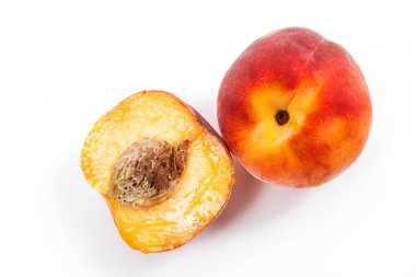 Olgun şeftali meyve ve üzerinde beyaz adam izole yarım