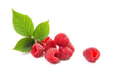 Olgun ahududu yaprağı üzerinde beyaz adam izole