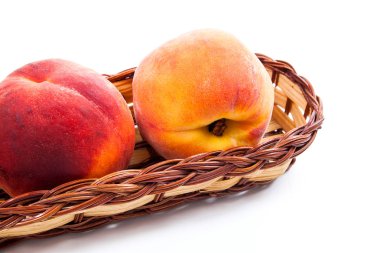 Sepette Beyaz arka plan üzerinde izole olgun şeftali meyve grubu