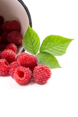 Olgun Ahududu ve yeşil yaprak üzerinde beyaz izole ile beyaz fincan