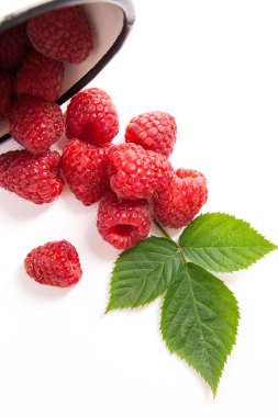 Olgun Ahududu ve yeşil yaprak üzerinde beyaz izole ile beyaz fincan