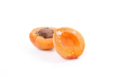 Hasat kayısı bütün ve üzerinde beyaz backgrou yarıya birkaç