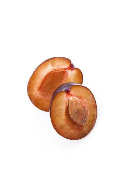 Beyaz arka plan üzerinde izole olgun Erik yarısı