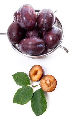 Olgun Erik, bütün ve l ile yarı olgun Erik ile çelik kevgir