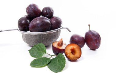 Olgun Erik, bütün ve l ile yarı olgun Erik ile çelik kevgir