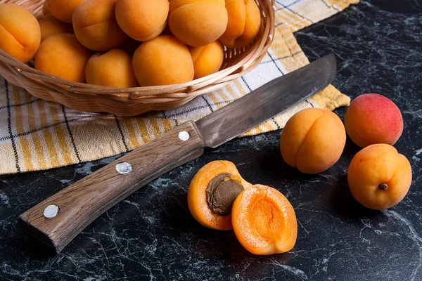 Fresh organic apricots in basket. Group of harvested apricots in — Stock Photo, Image