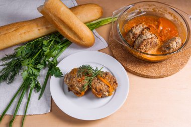 Domuz eti köfte servis beyaz buğday ekmek ile beyaz bir plaka üzerinde bir