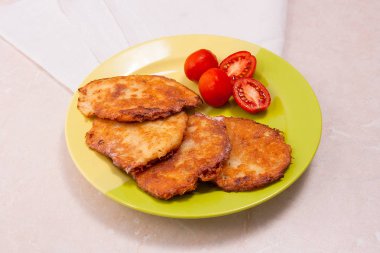 İle et ve domates Belarus yeşil plaka üzerinde patates pancakes