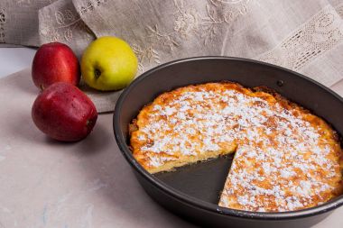 Elmalı turta ışık mermer zemin üzerine taze meyve ile