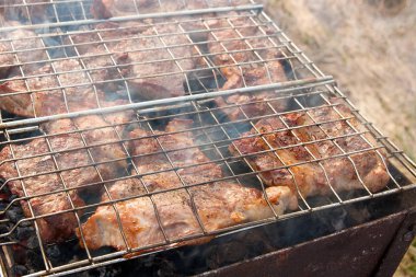 Bir açık alev ızgarada pişirme sulu domuz eti biftek.