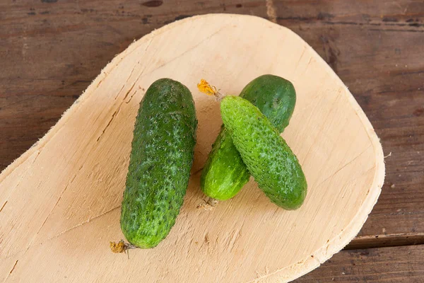 Gurken auf einem Holzgrund — Stockfoto