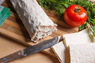 Pita ekmeği veya silindir Mini değirmenler sarılmış peynir veya lor, chicke