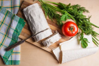 Süzme peynir o ile kesilerek pide veya lavaş parçaları rulo