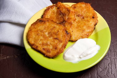 İle et ve ekşi krema Belar yeşil plaka üzerinde patates pancakes