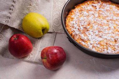 Elmalı turta ışık mermer zemin üzerine taze meyve ile