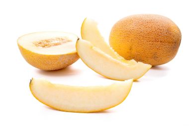 Bütün, yarım ve dilimlenmiş honeydew kavun tropikal meyve üzerinde izole