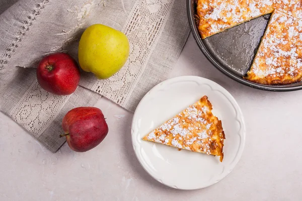 Elmalı turta ışık mermer zemin üzerine taze meyve ile.