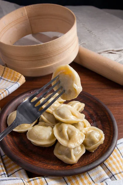 Zamknij widok gotowane mięsa dumpling na metal widelec. Serwowane w c — Zdjęcie stockowe