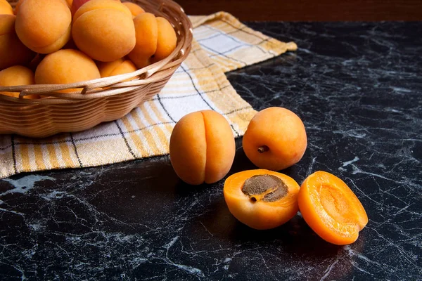 Taze organik kayısı sepeti. Grup hasat kayısı