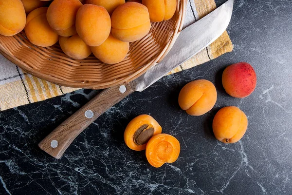 Taze organik kayısı sepeti. Grup hasat kayısı