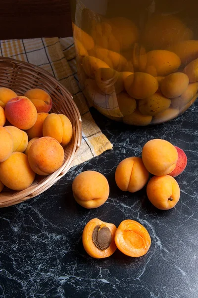 Zekâ taze organik hasat kayısı sepeti ve büyük cam kavanoz