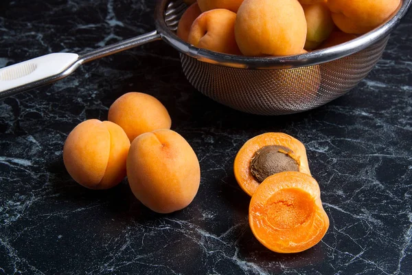 Taze organik kayısı çelik kevgir içinde. Grup hasat Nisan