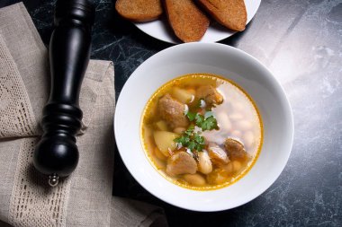 Beyaz plaka, beyaz bir blac tabağa birkaç tost fasulye çorbası