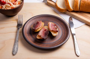 Dilim pastırma ve mutfak eşyaları woode üzerinde yemek fırında patates