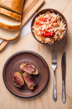 Dilim pastırma ve mutfak eşyaları woode üzerinde yemek fırında patates