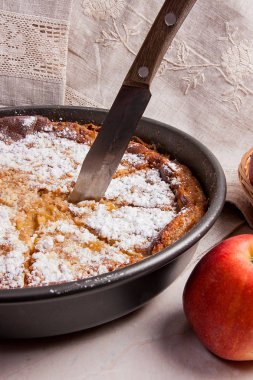 Cheesecake ışık mermer zemin üzerine taze meyve ile