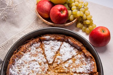 Cheesecake vintage bıçak ve ışık mermer b taze meyve ile