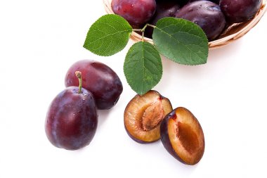 Olgun Erik, tam ve yarım olgun Erik sarı ahşap sepeti 