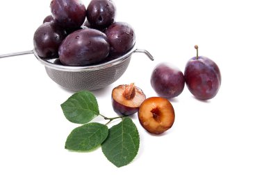 Olgun Erik, bütün ve l ile yarı olgun Erik ile çelik kevgir