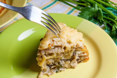 Dilim mantar ve tavuk eti yeşil p krep pasta