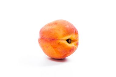 Olgun şeftali meyvesi beyaz arkaplanda izole
