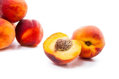 Grup olgun şeftali meyve ve üzerinde beyaz adam izole yarım