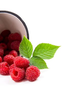 Olgun Ahududu ve yeşil yaprak üzerinde beyaz izole ile beyaz fincan