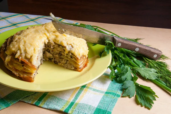 Düzenlenen krep pasta mantar ve tavuk eti görünümünü. Tra — Stok fotoğraf