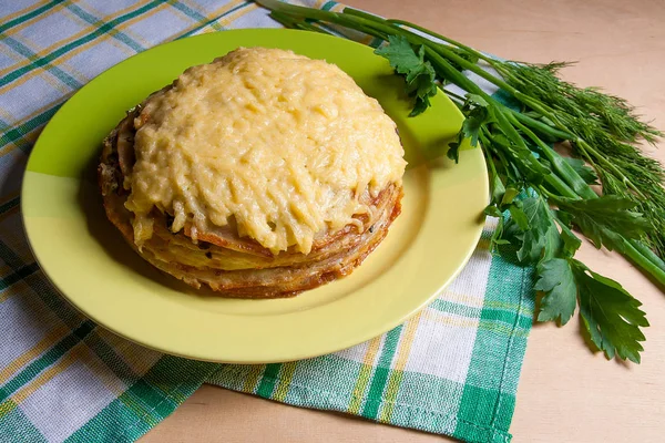 Krep pasta mantar ve tavuk eti. Geleneksel yemek f — Stok fotoğraf