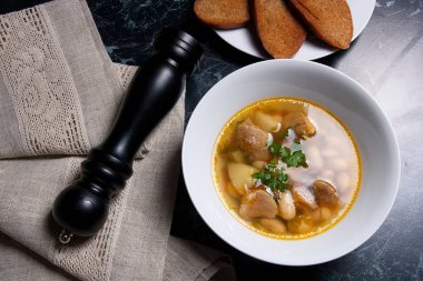 Beyaz plaka, beyaz bir blac tabağa birkaç tost fasulye çorbası